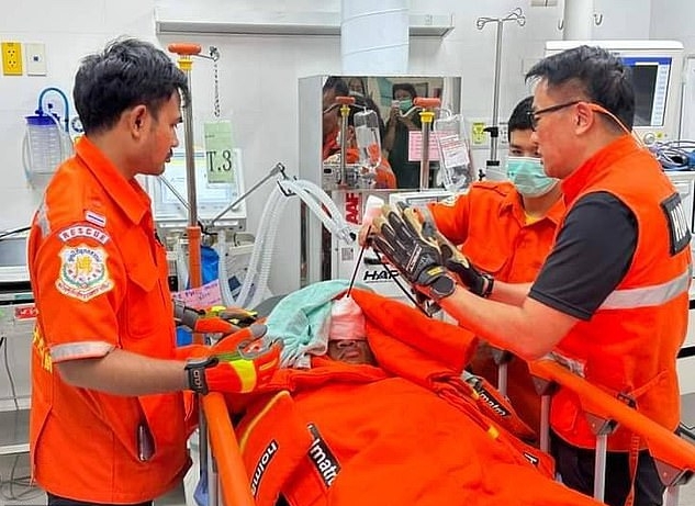 少年河边捕鱼出意外 30公分鱼叉插入脑门