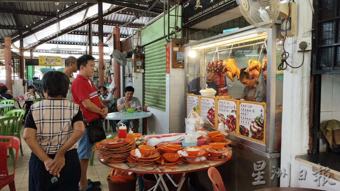 屠妖节连假出游 务边美食中心人潮汹涌
