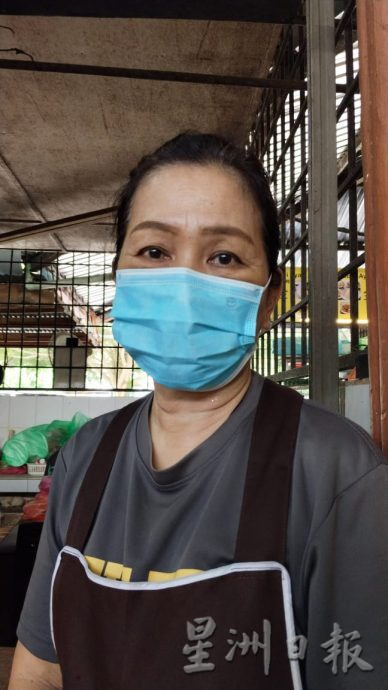 屠妖节连假出游 务边美食中心人潮汹涌