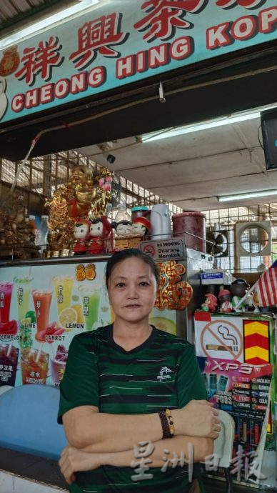 屠妖节连假出游 务边美食中心人潮汹涌