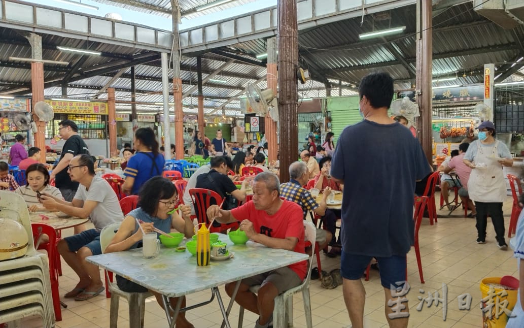 屠妖节连假出游 务边美食中心人潮汹涌