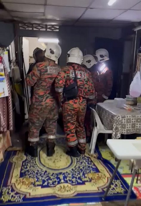 巨蟒凌晨闯民宅·女子冲奶撞见吓坏了