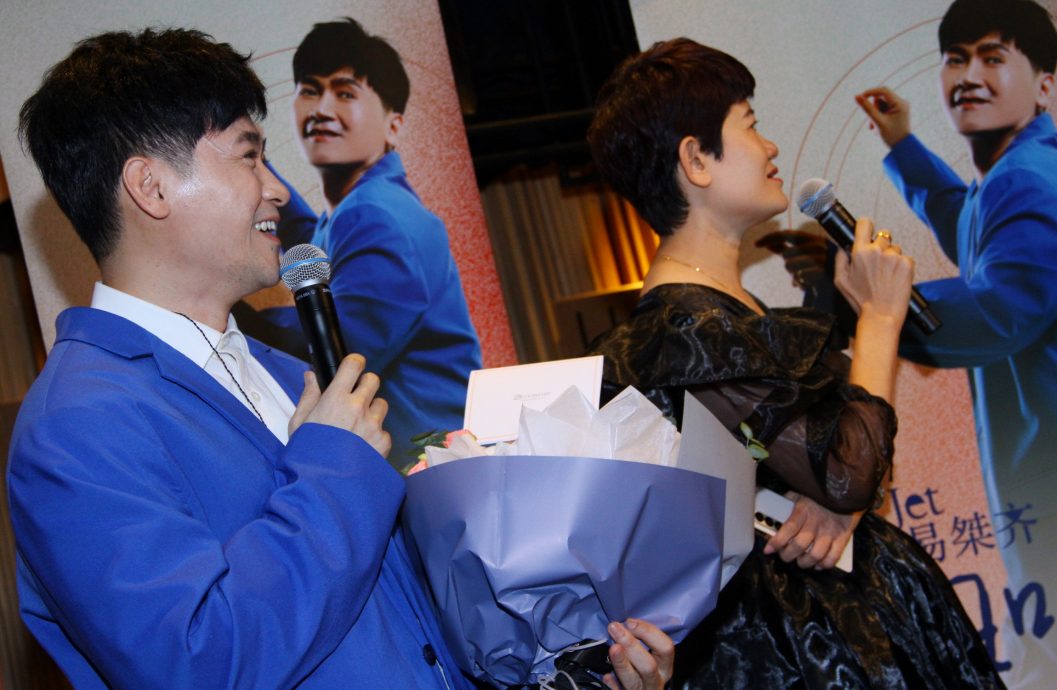 已故父亲AI现身泪崩 易桀齐曝收1令吉218开唱