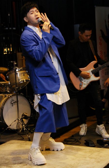 已故父亲AI现身泪崩 易桀齐曝收1令吉218开唱