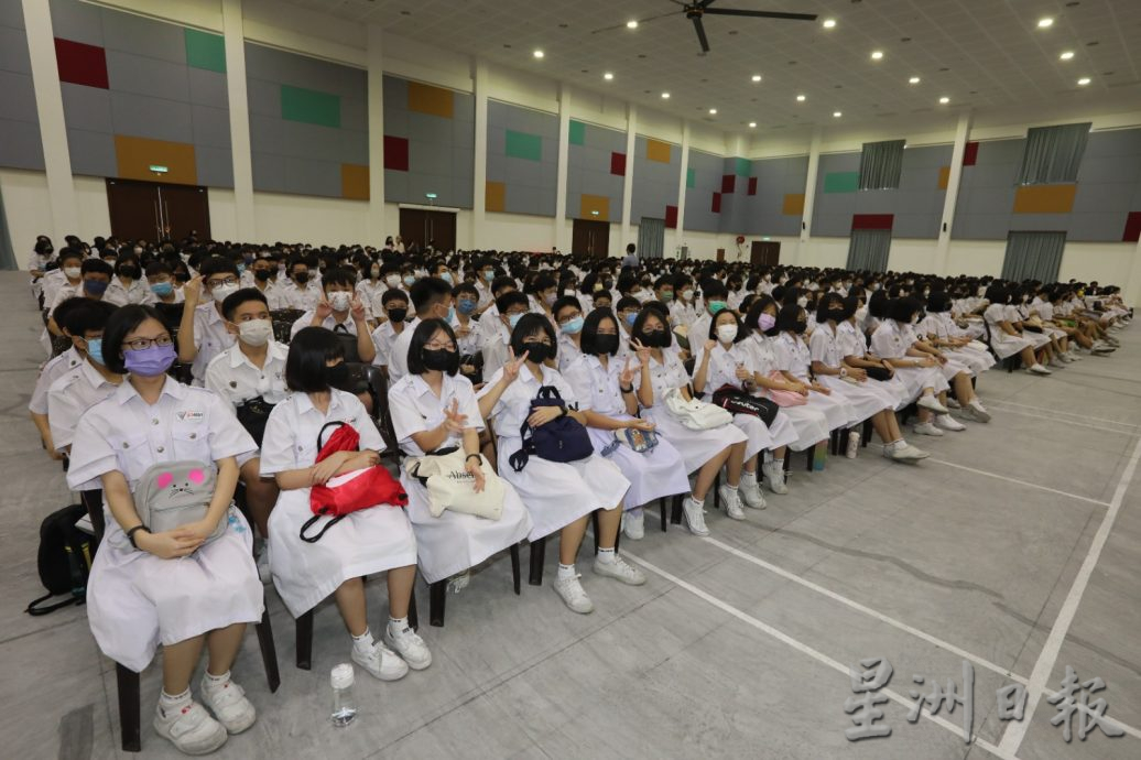 **已签发**柔:第二版头条:【特稿】:柔华团领袖对州政府助华社华教表赞赏,冀建立制度化拨款