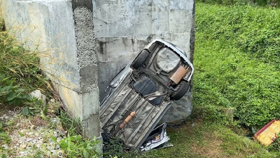 **已签发**柔:车祸后车身紧贴围墙,隔12小时才发现司机死了!
