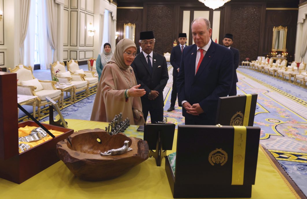 已综合删短*/国家元首举行国宴接待摩纳哥亲王