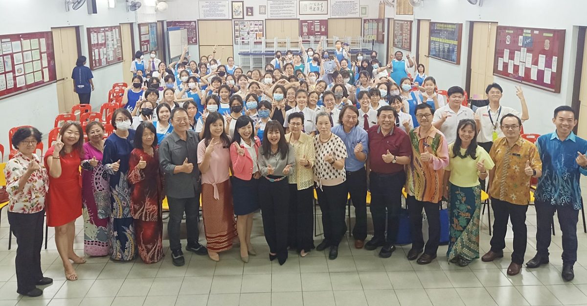 张佳琳:中学与大学合作交流 推动“大手牵小手”计划