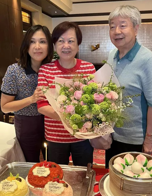 张凤妮带女儿回港探亲 偶遇刘青云夫妻喜合照