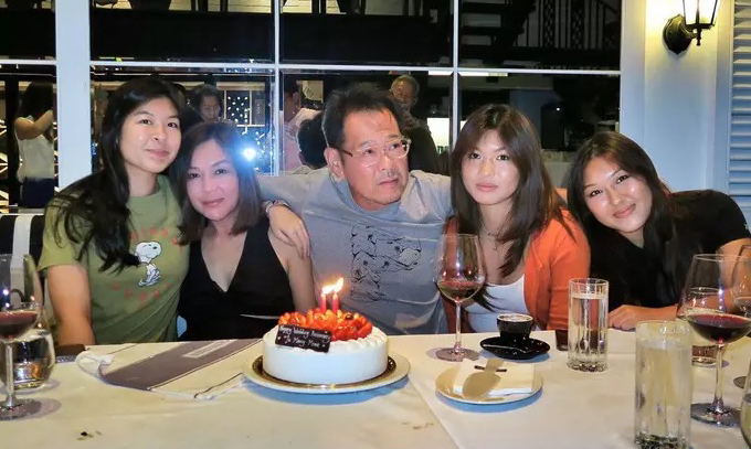 张凤妮带女儿回港探亲 偶遇刘青云夫妻喜合照