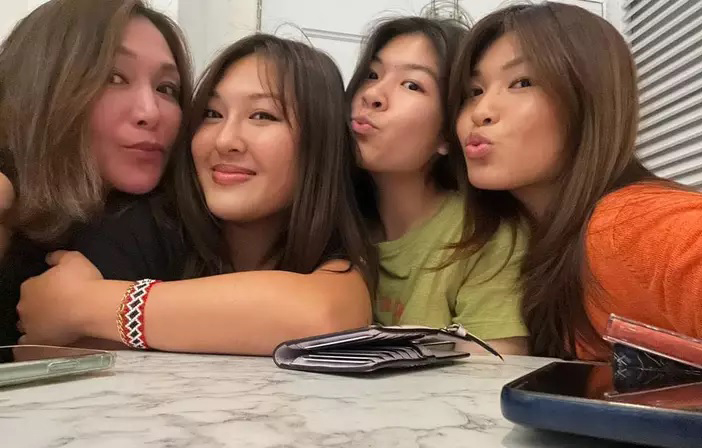 张凤妮带女儿回港探亲 偶遇刘青云夫妻喜合照