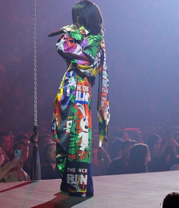 徐佳莹才唱5分掩面暴哭 舞跳一半惊喊脖子闪到