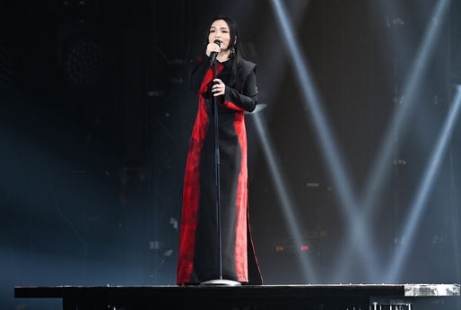 徐佳莹才唱5分掩面暴哭 舞跳一半惊喊脖子闪到