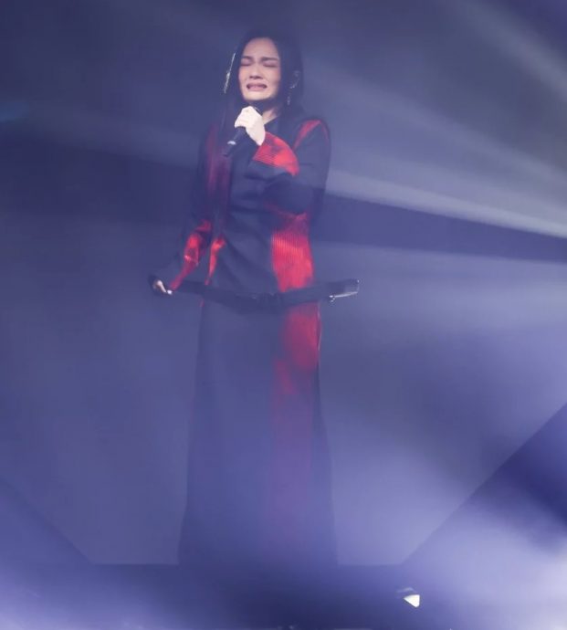 徐佳莹才唱5分掩面暴哭 舞跳一半惊喊脖子闪到