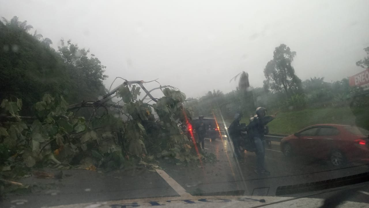 怡美露北上方向 大道外环路淹水