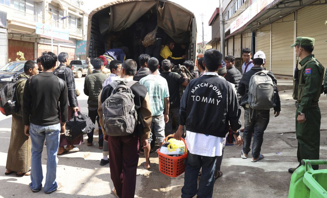 战火逼近民众纷纷逃离 缅北老街镇人去楼空