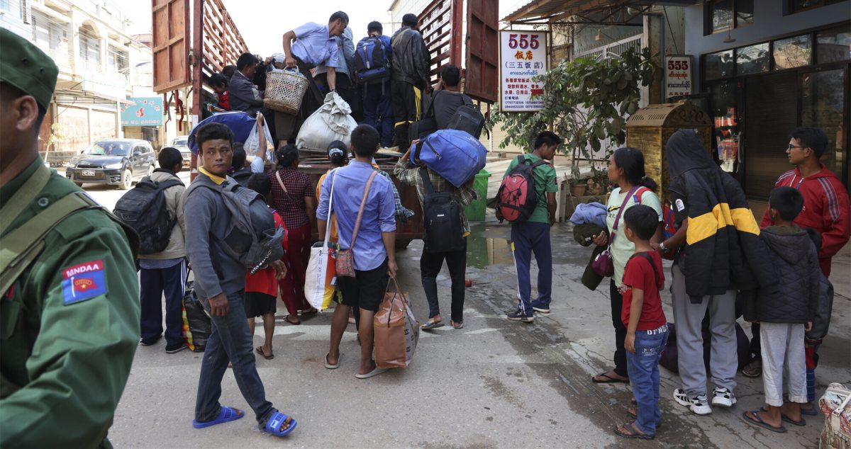 战火逼近民众纷纷逃离 缅北老街镇人去楼空