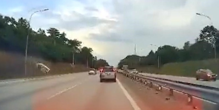 打题后签发~大都会/把公路当赛车场,白色思域失控撞翻/2图
