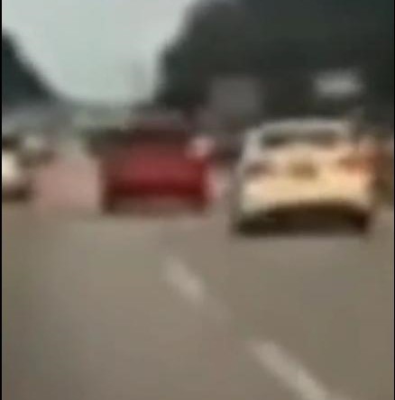 打题后签发~大都会/把公路当赛车场,白色思域失控撞翻/2图