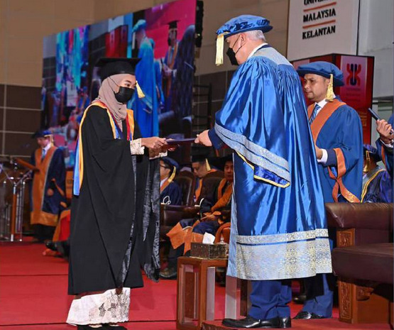 拥金融学位驾罗里 女大生:就想打破常规!