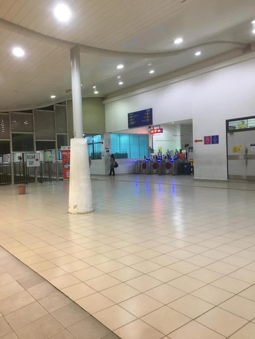 指米都火车站员工迟到早退 “还没下班就关柜台了”