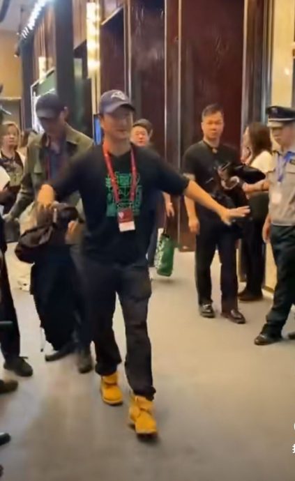 摆手急急疏散保安 吴京:不然又说我耍大牌