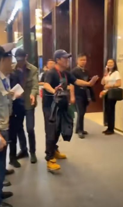 摆手急急疏散保安 吴京:不然又说我耍大牌