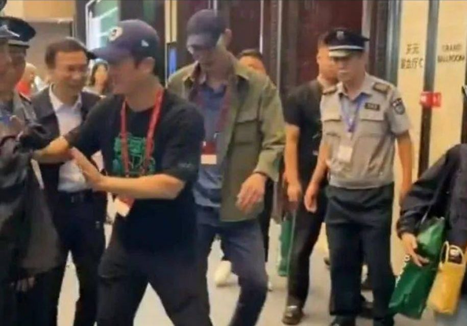 摆手急急疏散保安 吴京:不然又说我耍大牌