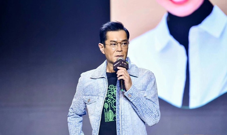 摆手急急疏散保安 吴京:不然又说我耍大牌