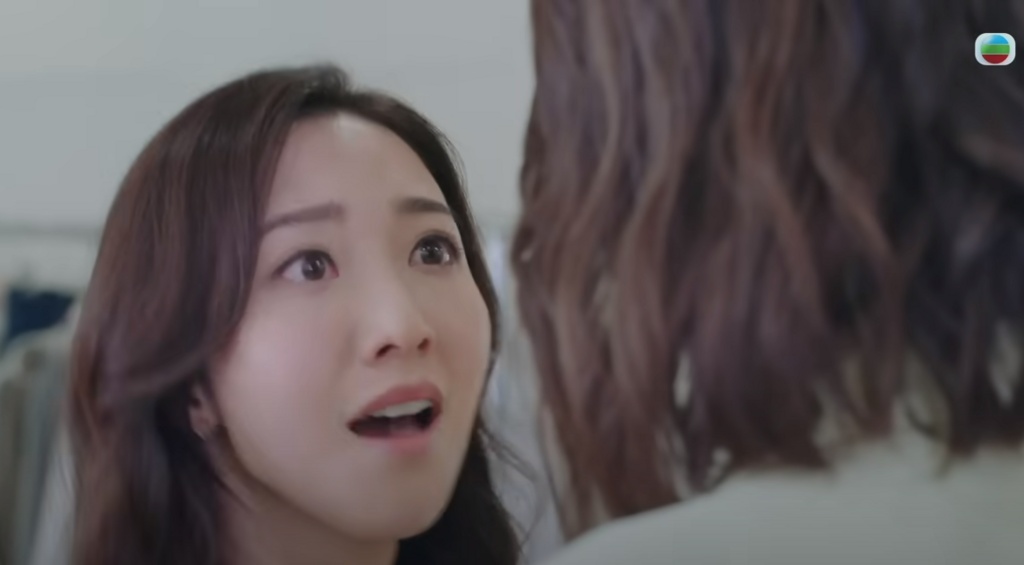 新闻女王|网看翻桌戏尴尬癌发作 何依婷虚心接受批评