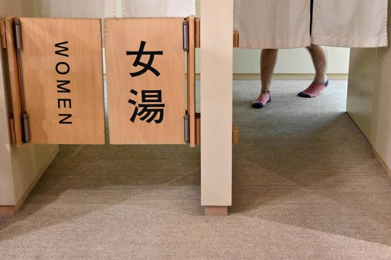 日本大叔闯女汤被逮 喊冤「我骨子里就是女生」!