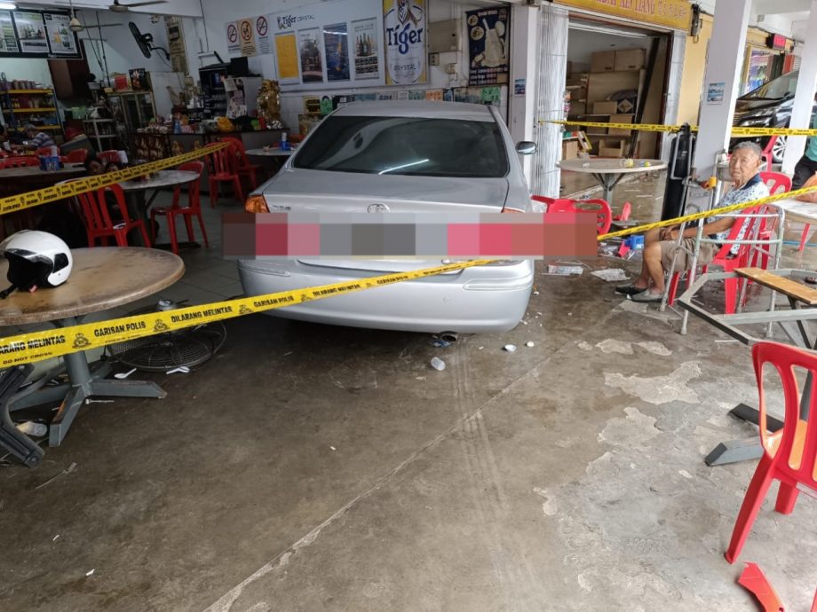 早上一起出门喝茶  眼看爱妻被撞死  丈夫当场愣住 