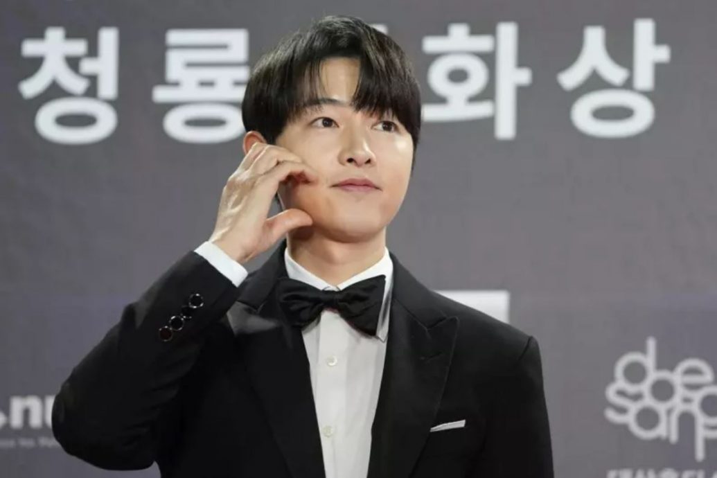 昔日好友同台领奖零互动 赵寅成宋仲基疑为宋慧乔翻脸