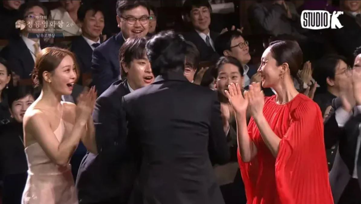 昔日好友同台领奖零互动 赵寅成宋仲基疑为宋慧乔翻脸