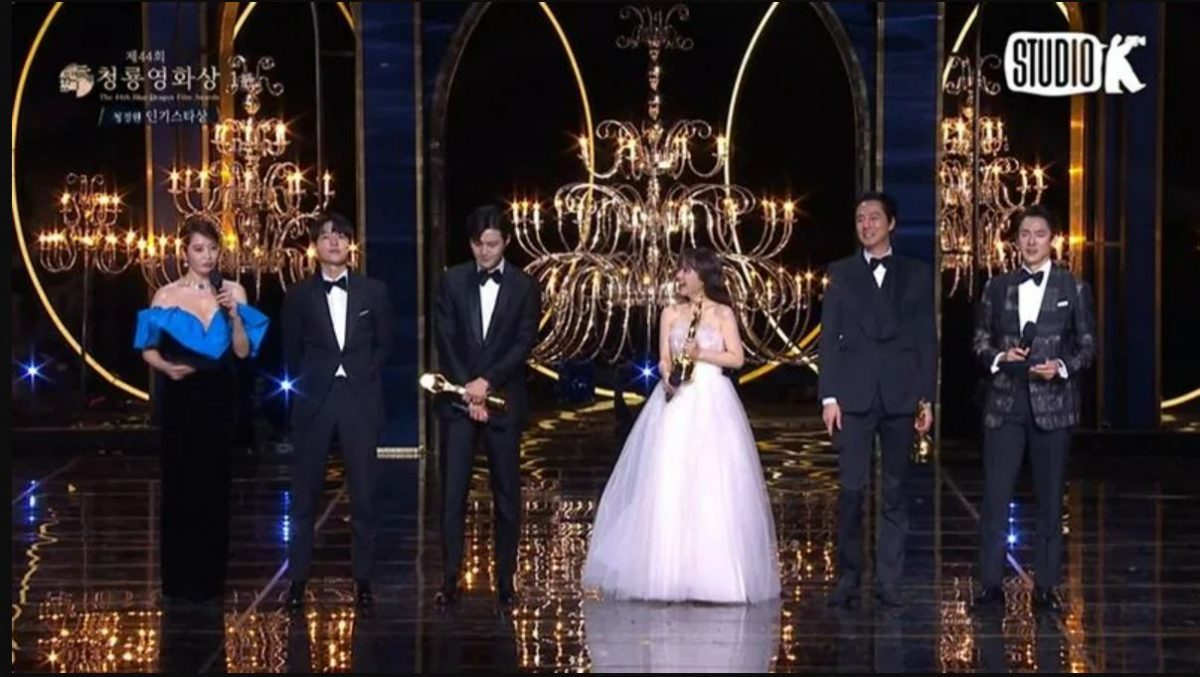 昔日好友同台领奖零互动 赵寅成宋仲基疑为宋慧乔翻脸