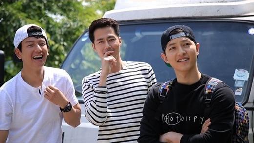 昔日好友同台领奖零互动 赵寅成宋仲基疑为宋慧乔翻脸