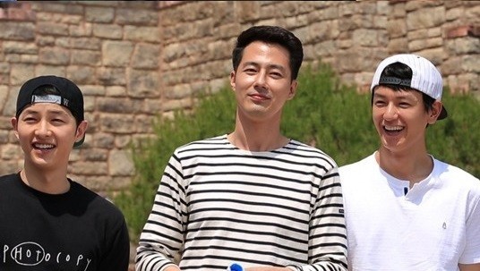 昔日好友同台领奖零互动 赵寅成宋仲基疑为宋慧乔翻脸