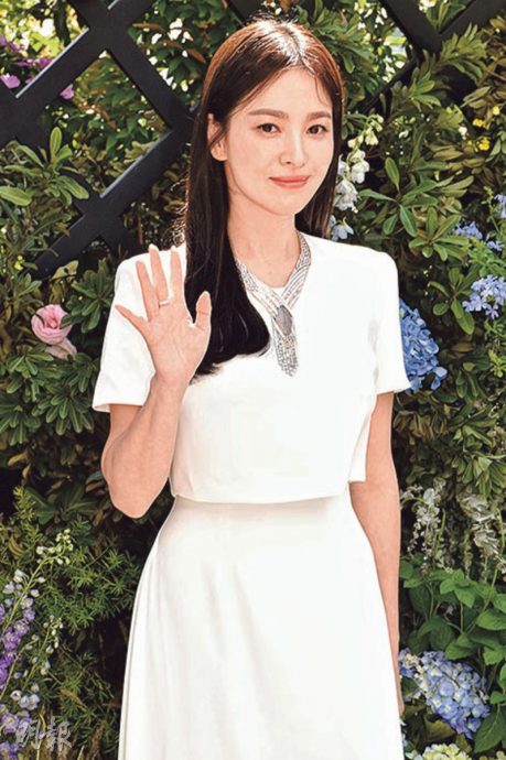 昔日好友同台领奖零互动 赵寅成宋仲基疑为宋慧乔翻脸