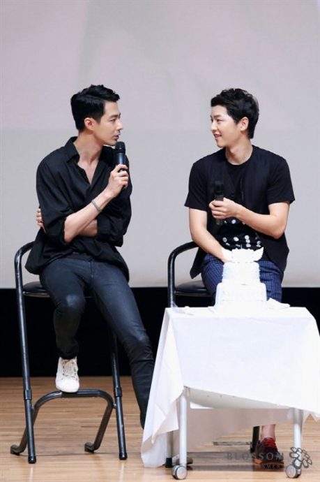 昔日好友同台领奖零互动 赵寅成宋仲基疑为宋慧乔翻脸