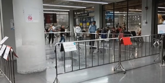 普吉岛机场漏水 乘客滑倒受伤