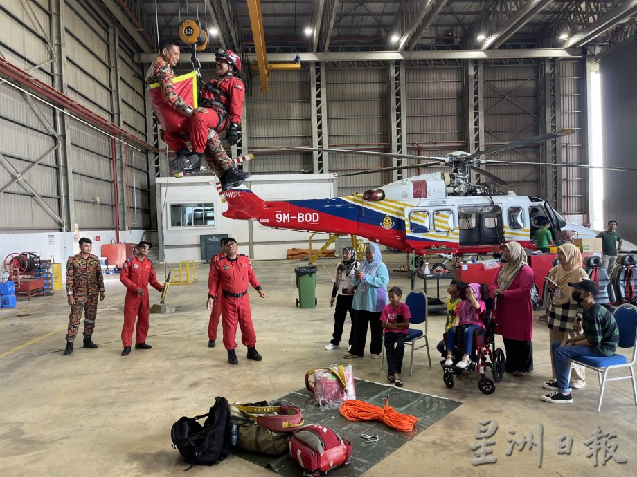 柏淡消防及消拯局飞行组为3名患癌孩童圆梦