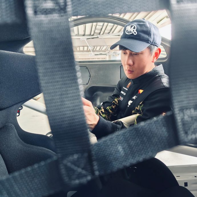 林俊杰打卡雪邦赛道 遭调侃“帅但保护好手”