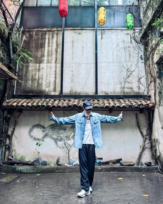 林俊杰打卡雪邦赛道 遭调侃“帅但保护好手”