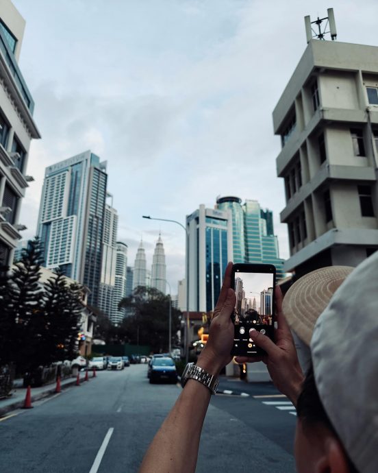 林俊杰打卡雪邦赛道 遭调侃“帅但保护好手”