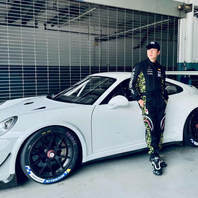 林俊杰打卡雪邦赛道 遭调侃“帅但保护好手”