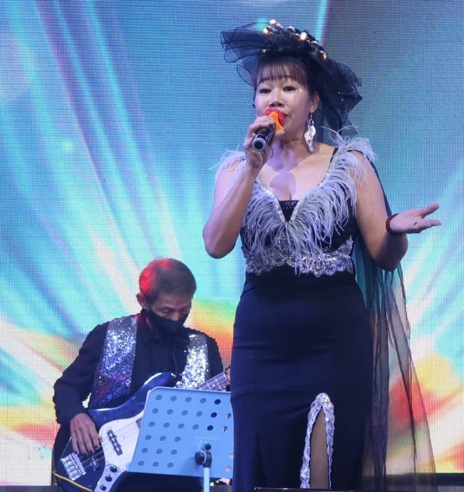 难得一见!4人乐队互动伴奏,昔13人轮展歌喉