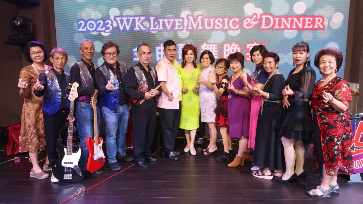 难得一见!4人乐队互动伴奏,昔13人轮展歌喉