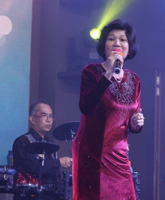 难得一见!4人乐队互动伴奏,昔13人轮展歌喉