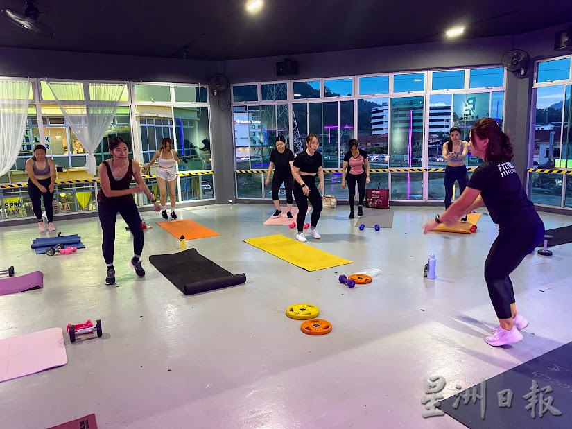 柔：【时尚记事簿】（11月18日刊）：两者结合好处多多，“有氧+负重力量训练”受女性青睐