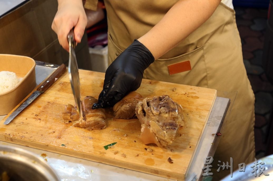 柔：【食客指路】：（11月28日刊登）泰国籍太太会煮、爱煮，兴趣是看烹饪实境秀《厨艺大师》